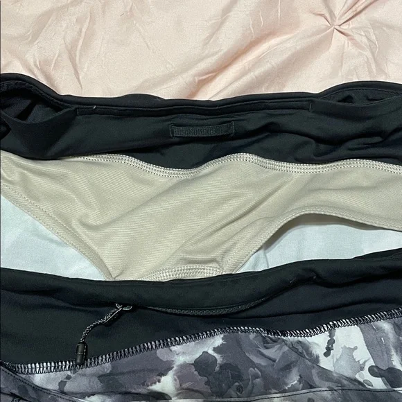 Lululemon Speed Up Shorts NWOT Black White Roses Flowers Athletic Running Sz 10 - Picture 8 of 8